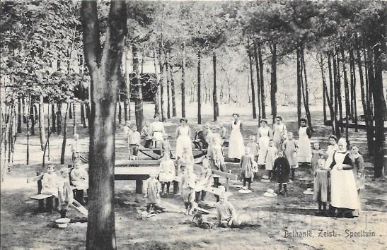 Wilhelminapark0003, Zeist, Weeshuis Bethanië met Speeltuin. 1915.jpg - Achter Weeshuis Bethanië inrichting voor verzwakte kinderen lag deze speeltuin waar de kinderen zich konden uitleven. Op de achtergrond ziet u de lighallen waar de kinderen zomers lekker buiten kunnen slapen. Directrice was in 1913 Mej. W. van Essen. Opname van 1915.